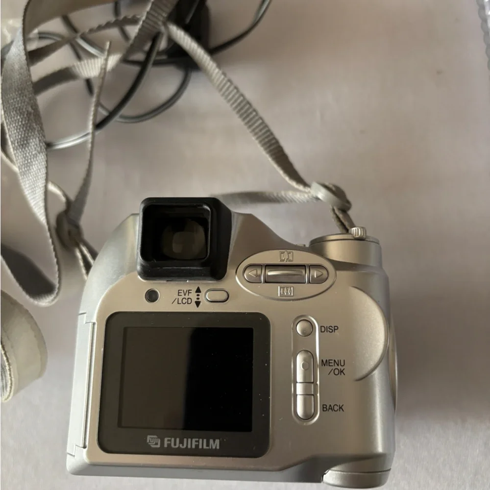 Fujifilm FinePix 2800 Zoom Digital Camera - Silver with Green Box